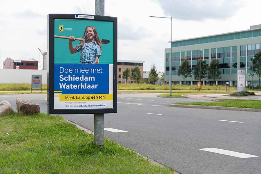 Poster Schiedam waterklaar campagne langs de weg kind met schep