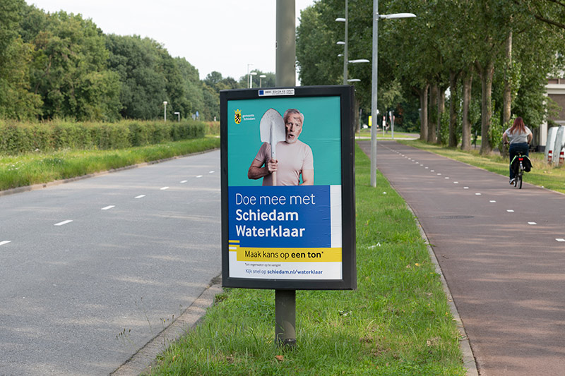 Poster Schiedam waterklaar campagne langs de weg man met schep