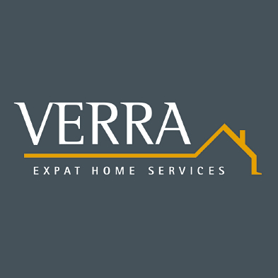Het logo van Verra expat home services op een donkere achtergrond