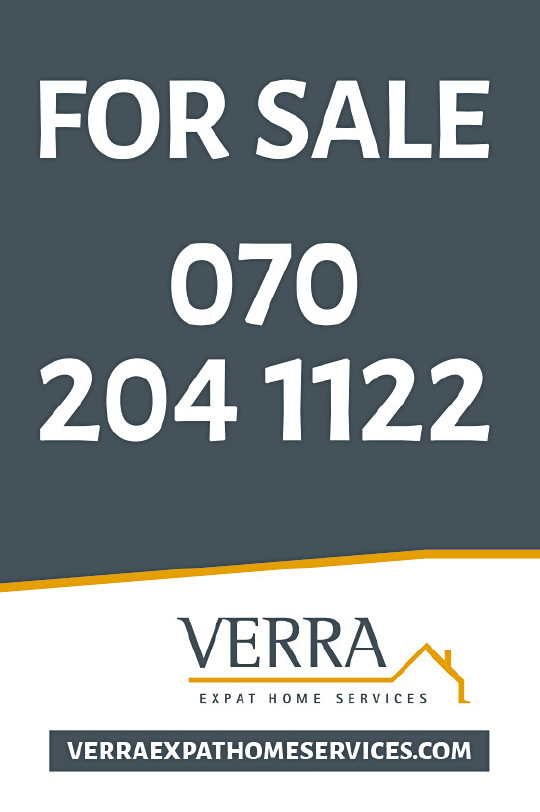 Een makelaarsbord met 'For sale' van Verra expat home services